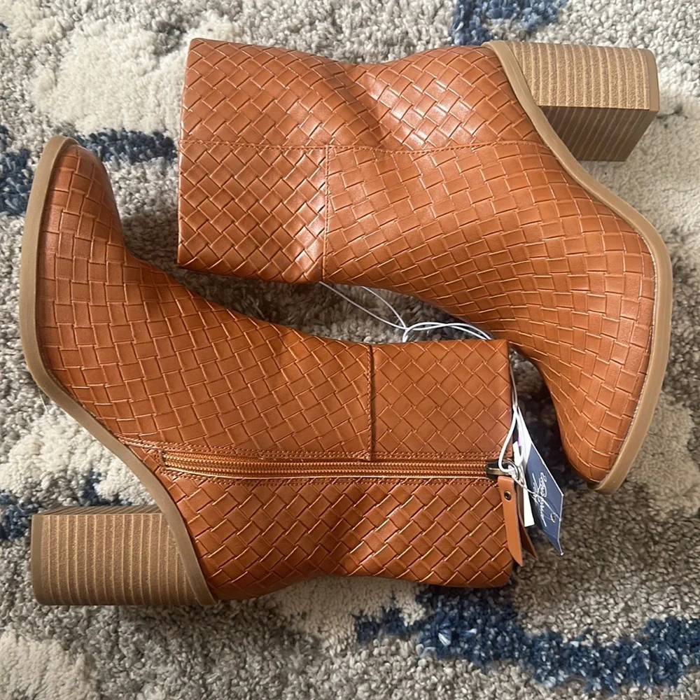 Universal Thread Short Boots Size 6.5 - Picture 2 of 4